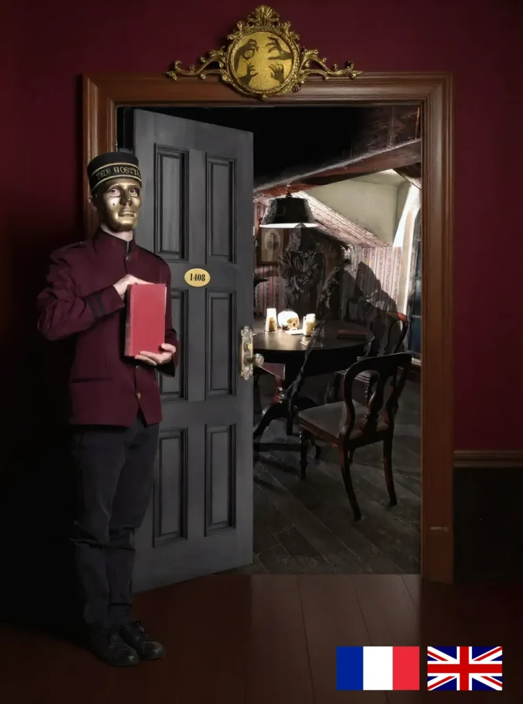 Un majordome au visage doré et mystérieux, vêtu d'un uniforme victorien, tient un livre rouge à l'entrée de la chambre, révélant une scène d'horreur avec des personnages effrayants attablés dans une ambiance sombre et victorienne.