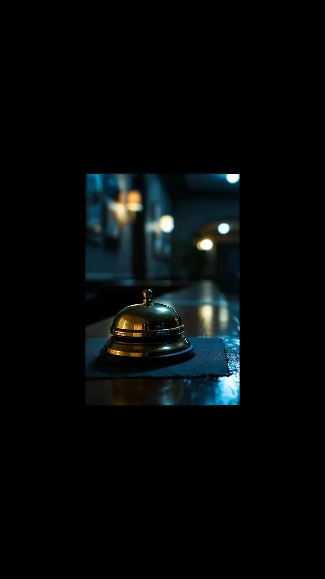Cloche de réception en métal doré posée sur un comptoir, ambiance tamisée et mystérieuse, idéale pour une immersion dans un escape game ou une soirée enquête.