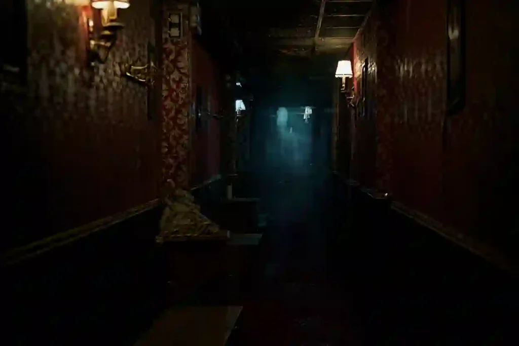 Couloir immersif d'un escape game à The Hostel, ambiance mystérieuse et éclairage bleu pour une expérience unique en équipe