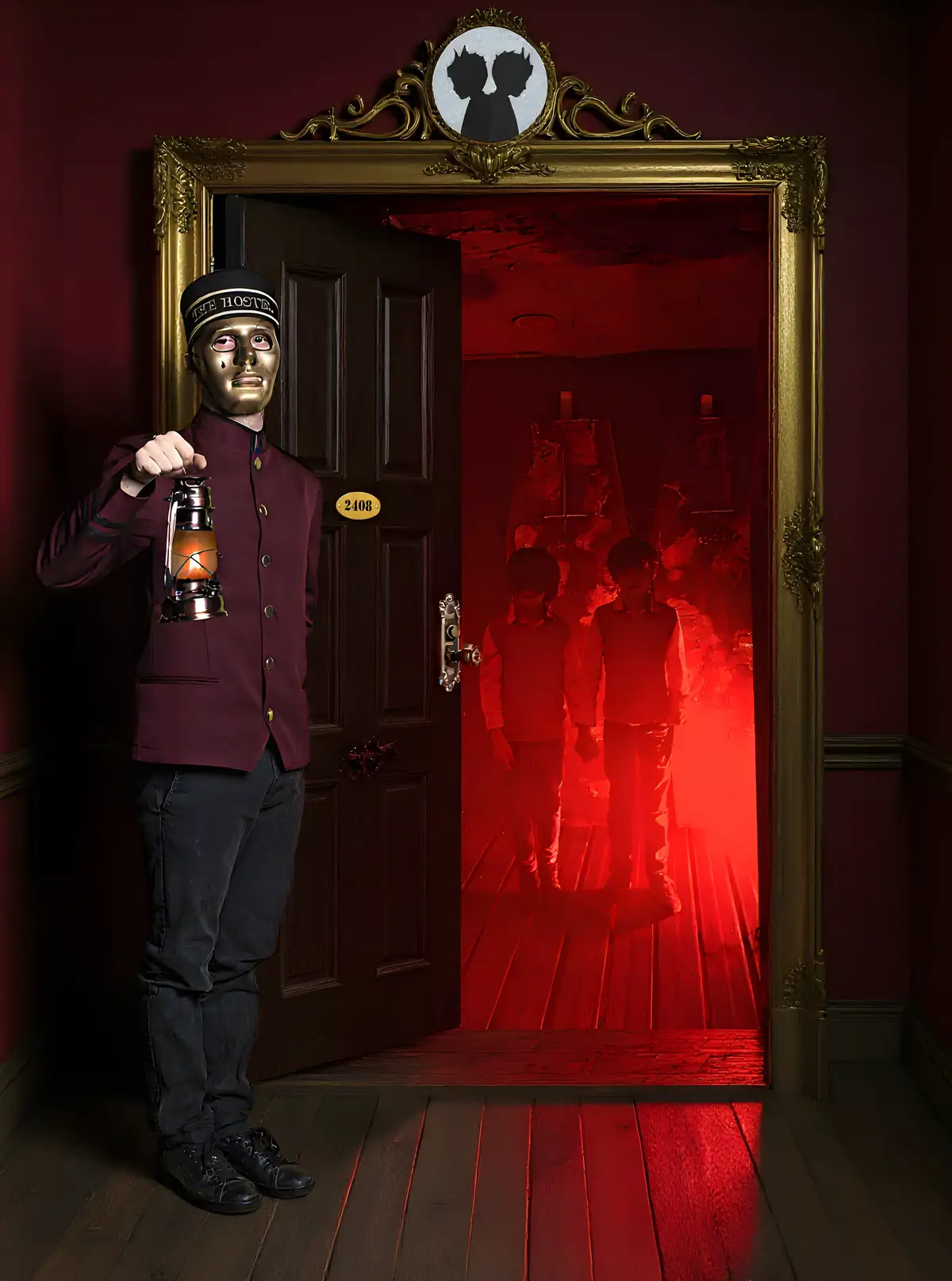 Majordome victorien masqué tenant une lanterne devant une porte rouge éclairée, révélant des silhouettes mystérieuses dans un couloir sombre, ambiance horrifique et immersive de l'hôtel The Hostel.