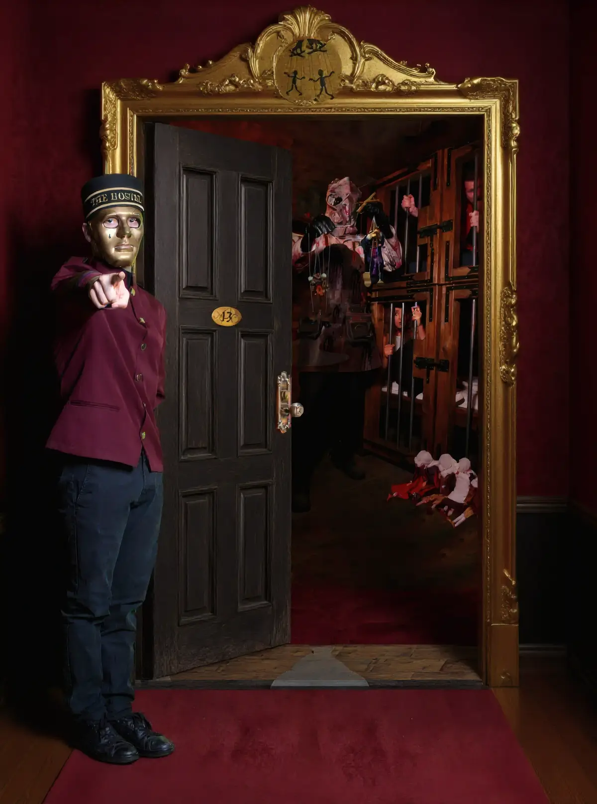 Un majordome au masque doré et à l'uniforme victorien ouvre une porte sur un couloir d'hôtel horrifique, rempli de poupées et de marionnettes effrayantes, ambiance mystérieuse et angoissante