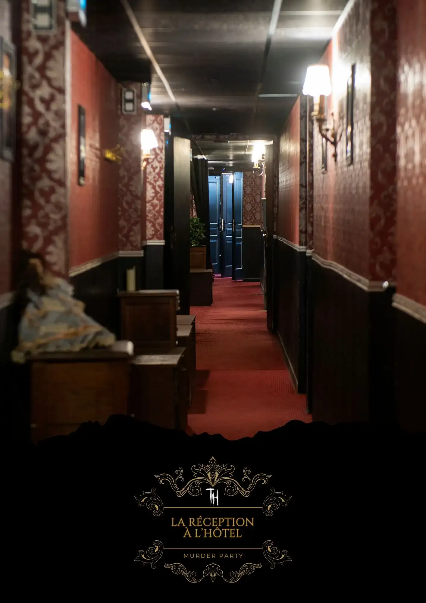 Couloir sombre avec des murs à motifs rouges, des lampes murales, une moquette rouge et une porte au fond - Ambiance mystérieuse et immersive pour "La Réception à l'Hôtel - Murder Party" chez The Hostel