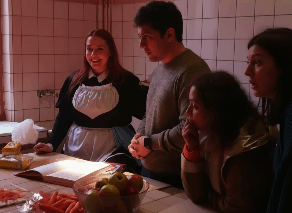 scène de la cuisine avec des joueurs et une actrice lors d'une murder party