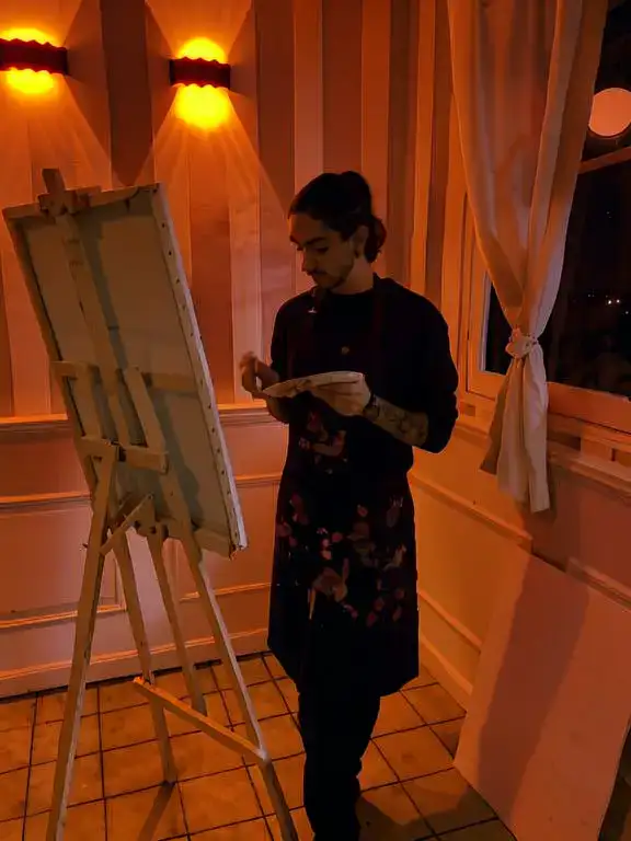 le peintre, un des personnages de la murder party la vente aux enchères the hostel bordeaux le bouscat