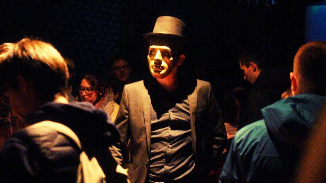 M. Chalmand un des personnages lors d'une murder party à the hostel bordeaux lac