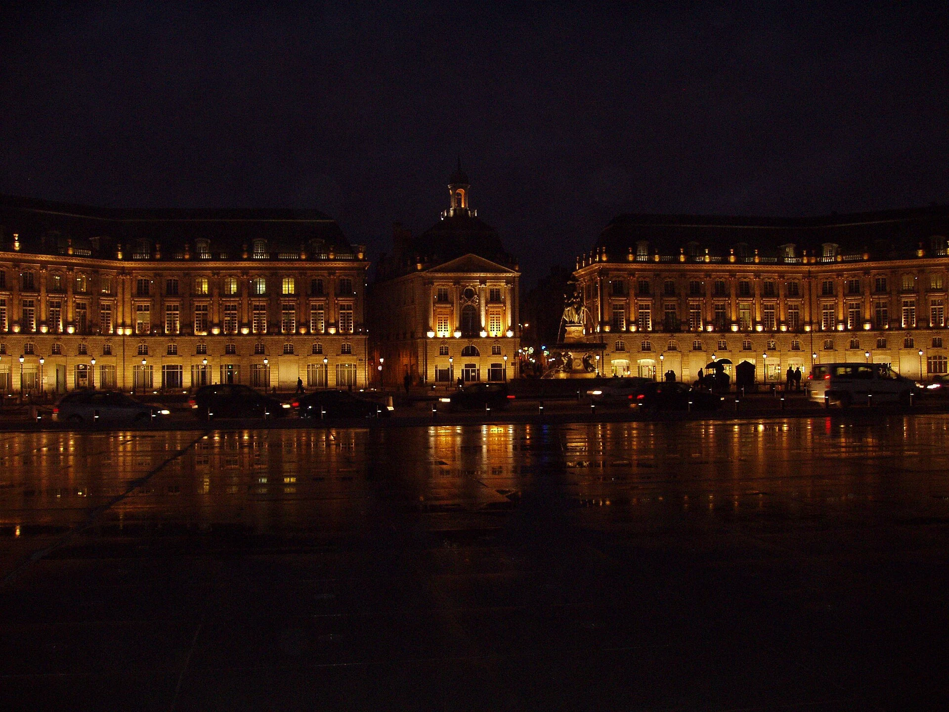 photo de la place de la bourse à Bordeaux la nuit
