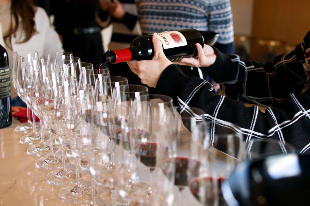 Dégustation de vin à Saint-Émilion pendant un EVG à Bordeaux